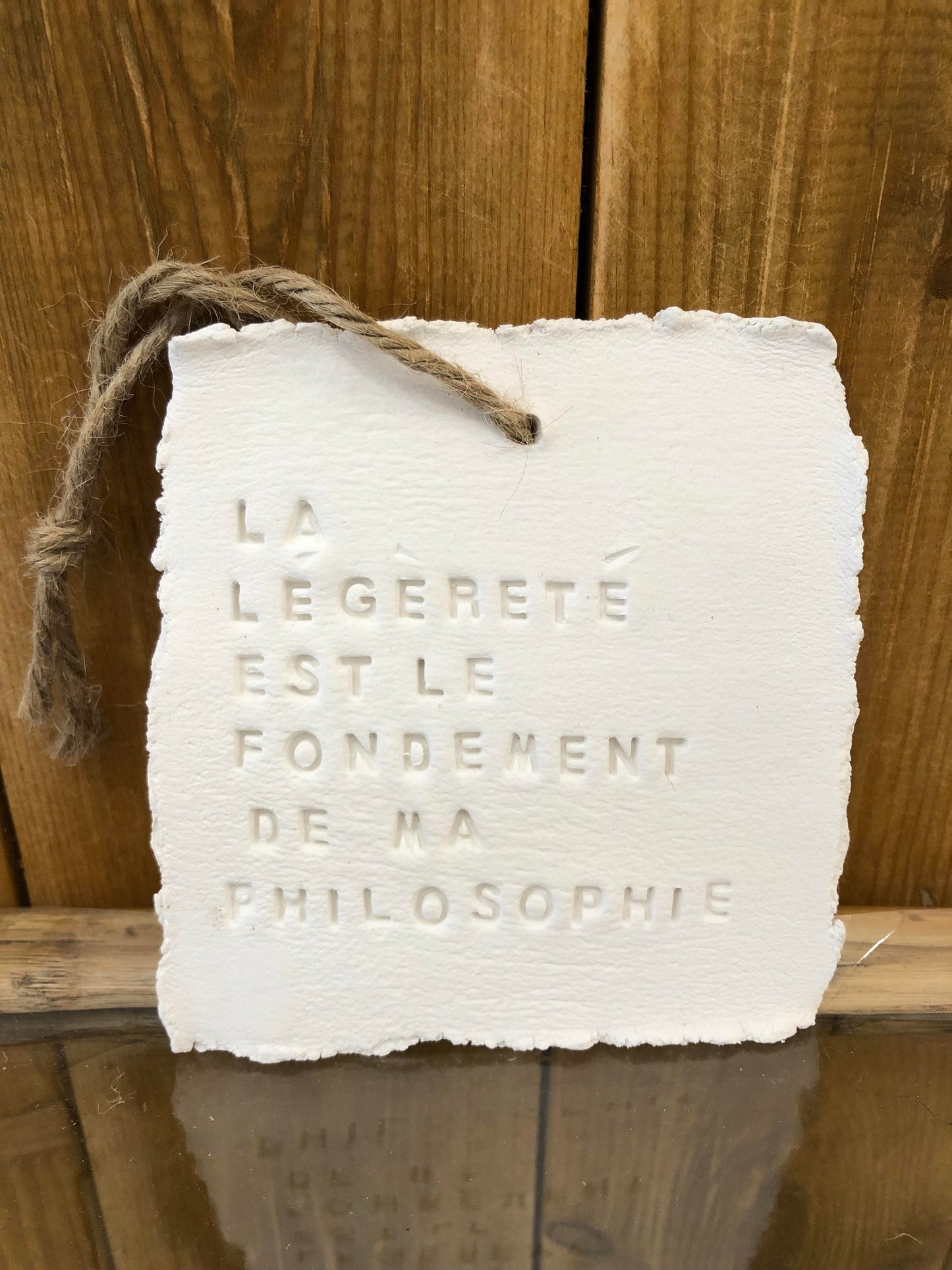 Suspension Plaque La légèreté est le fondement